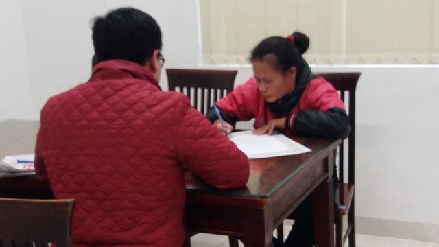 Người th&acirc;n của hai b&eacute; đang l&agrave;m thủ tục nhận lại con