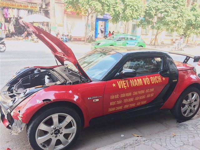 Nhiều tài xe rửa xe, dán decal ủng hộ U23 Việt Nam trước một ngày trận chung kết diễn ra.
