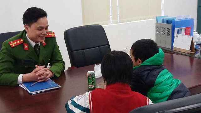L&atilde;nh đạo C&ocirc;ng an phường Minh Khai đang tr&ograve; chuyện với hai b&eacute; nhỏ