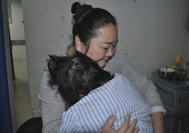 Ch&acirc;u Vinh Khải kh&ocirc;ng c&ograve;n ch&uacute;t sức lực chỉ c&oacute; thể tr&ocirc;ng cậy v&agrave;o sự chăm s&oacute;c của bố mẹ đẻ.