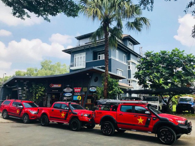 Những chiếc xe màu đỏ có lẽ nổi bật nhất trong những ngày hội bóng đá của Việt Nam.