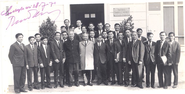 
Đồng ch&iacute; L&ecirc; Đức Thọ v&agrave; đồng ch&iacute; Xu&acirc;n Thủy chụp ảnh lưu niệm với c&aacute;n bộ Đo&agrave;n Ch&iacute;nh phủ Việt Nam dự Hội nghị Paris tại Trường Ch&iacute;nh trị M&ocirc;-R&iacute;t-T&ocirc;-Ri
