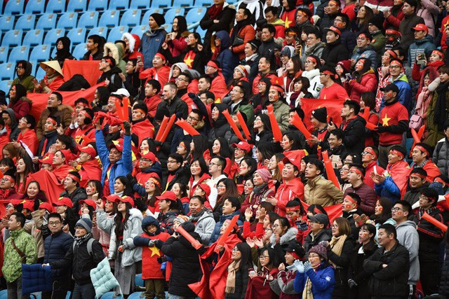Rất đông khán giả Việt Nam đã đến sân Thường Châu (Trung Quốc) để theo dõi U23 Việt Nam thi đấu