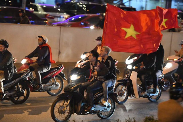 Ra đường vui ngất ngây với thành tích của U23 Việt Nam thì bạn cũng nên nghiêm chỉnh chấp hành luật giao thông nhé (Ảnh minh họa: Lê Xuân Bách)
