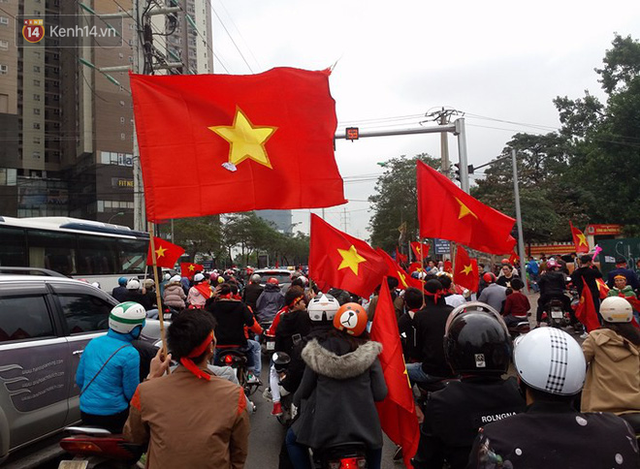 
Tại Hà Nội, trên khắp các tuyến phố, dòng người đã đổ xô ra đường mang theo cờ đỏ sao vàng phấp phới.
