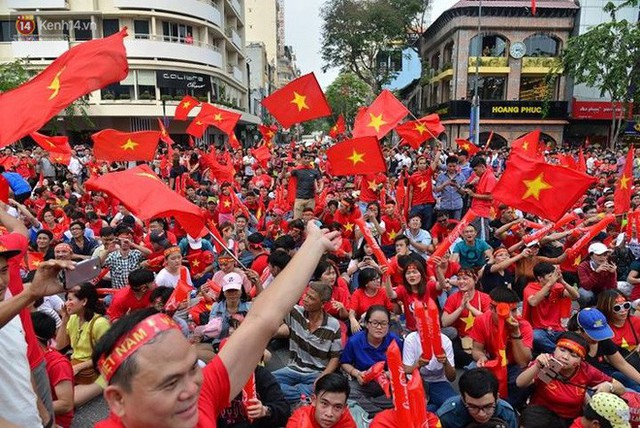 
Phố đi bộ Nguyễn Huệ tập trung hàng ngàn người hâm mộ.
