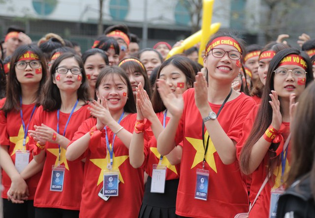 Học viện Tài chính (Hà Nội) lắp màn hình LED để phục vụ sinh viên theo dõi trận chung kết của U23 Việt Nam. Ảnh: Nguyễn Đức Việt