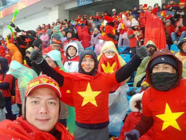 Bình Minh cùng các cổ động viên Việt Nam tại sân vận động Thường Châu cổ vũ tinh thần cho U23 Việt Nam. Anh rất thương các cầu thủ khi phải thi đấu trong điều kiện thời tiết tuyết lạnh.