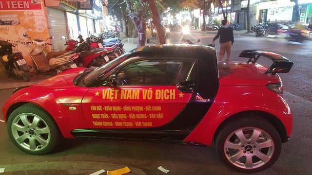 Hình ảnh những chiếc xe được dán đề can hình quốc kỳ, hình đội tuyển U23 Việt Nam đang tràn ngập mạng xã hội.