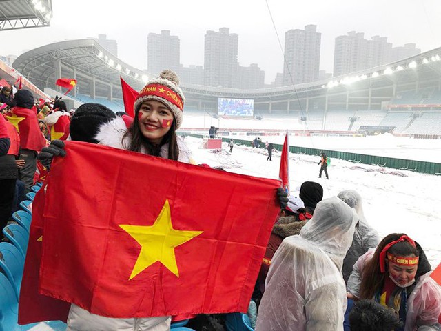 Thanh Tú kể, giây phút Quang Hải ghi bàn gỡ hoà tỷ số 1-1, cả sân vận động đã vỡ oà. Mọi người ôm lấy nhau reo hò.