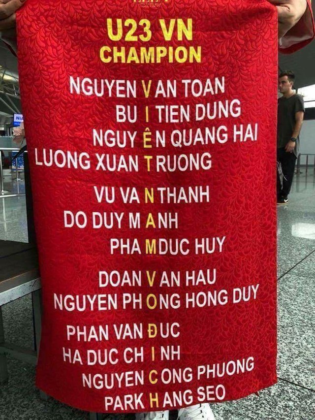 Nhiều học sinh, sinh viên chia sẻ dòng chữ Việt Nam vô địch được ghép bằng tên của các cầu thủ, Huấn luyện viên. Ảnh: Facebook.