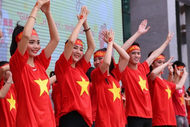 Sinh viên Quảng Trị mặc áo cờ đỏ sao vàng, đeo băng rôn, biểu diễn nhiều tiết mục cổ động. Ảnh: Hoàng Táo