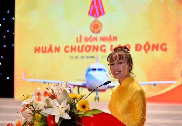 
“U23 Hãy thi đấu hết mình, tự tin và toả sáng. Dù thắng hay không trong trận bóng chiều nay thì với chúng tôi, các bạn đã là nhà vô địch, chúng tôi luôn yêu các bạn rất nhiều”, là phát biểu của Tổng giám đốc Nguyễn Thị Phương Thảo sáng nay, 27/1, tại Lễ đón nhận huân chương lao động hạng 3 của Vietjet.
