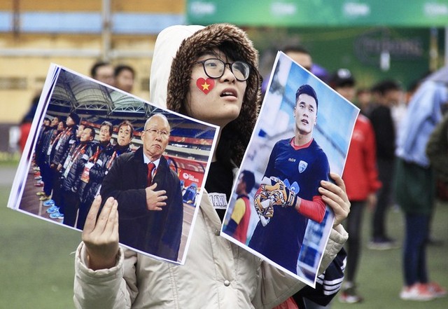 Cầm trên tay ảnh HLV Park Hang-seo và thủ môn Bùi Tiến Dũng, nữ sinh hồi hộp dõi theo từng diễn biến trận đấu. Ảnh: Dương Tâm