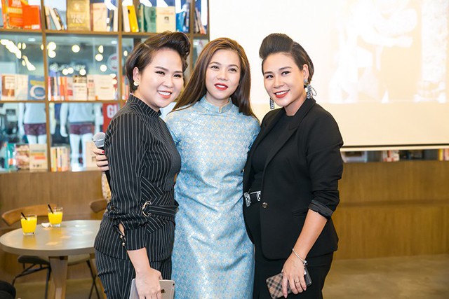 Hai nhà thiết kế Ly Eva, Hà Minh Phúc hỗ trợ cho gái hai con về trang phục áo dài trong buổi họp báo.