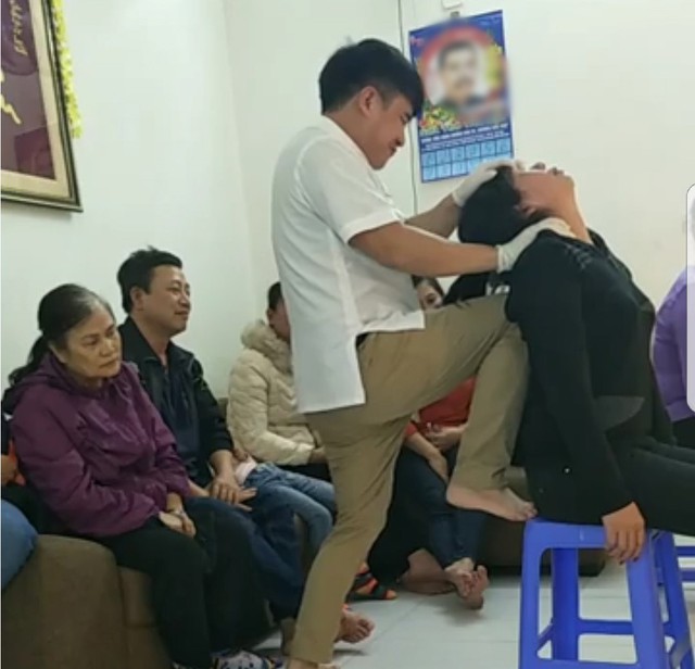 Nguyễn Anh Trường trong một buổi “chữa bệnh” tại chung cư Tân Tây Đô. Ảnh: PV