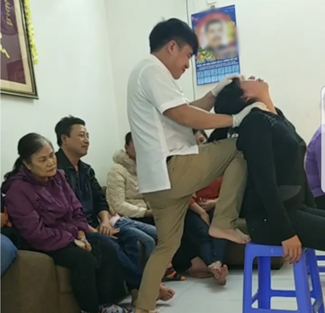 Nguyễn Anh Trường trong một buổi &ldquo;chữa bệnh&rdquo; tại chung cư T&acirc;n T&acirc;y Đ&ocirc;. Ảnh: PV