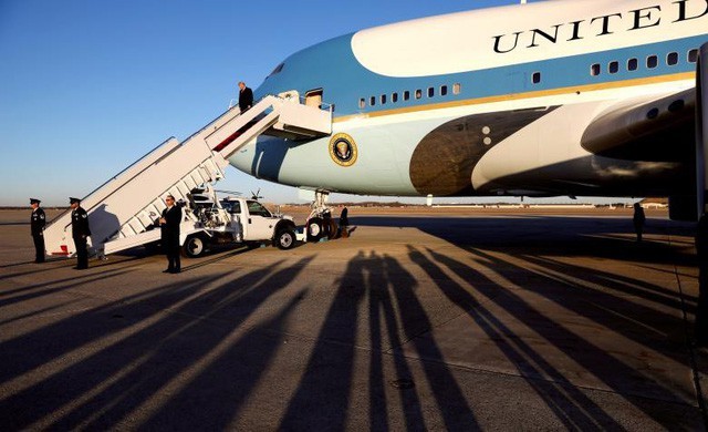 Tổng thống Donald Trump bước từ chuyên cơ Air Force One (Không Lực Một) xuống căn cứ Andrews ở bang Maryland ngày 18/1.