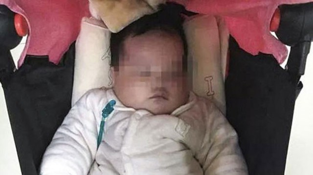 B&eacute; g&aacute;i bị bỏ lại trong xe đẩy giữa đ&ecirc;m v&agrave; được cảnh s&aacute;t đi tuần ph&aacute;t hiện ra.