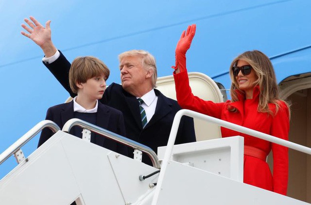 Tổng thống Trump cùng phu nhân Melania và con trai Barron lên chuyên cơ tới Florida.