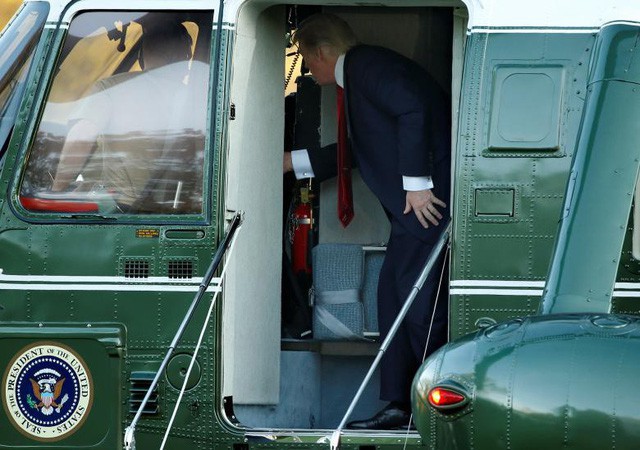 Ông Trump nói chuyện với phi công khi chiếc Marine One hạ cánh xuống Nhà Trắng.