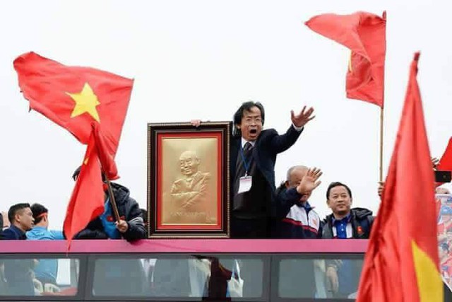 
Ông Nguyễn Lân Trung đứng trên xe buýt 2 tầng cùng các cầu thủ U23 Việt Nam.

