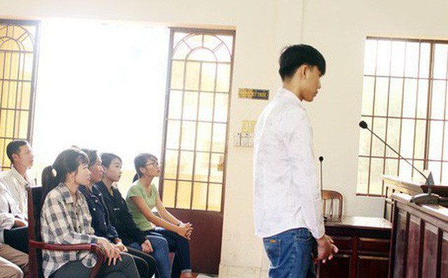 Bị cáo Trương Quang Hùng cúi đầu chấp nhận bản án tòa tuyên.