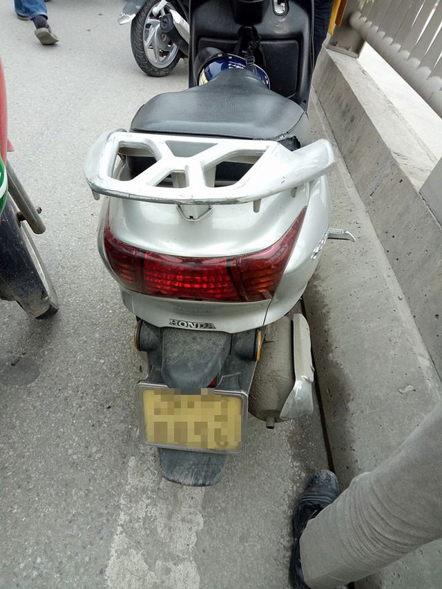 Chiếc xe Honda SCR của người đ&agrave;n &ocirc;ng nhảy cầu bỏ lại.