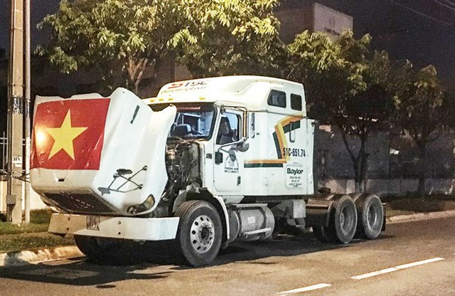 &Ocirc;t&ocirc; đầu k&eacute;o bị chặn c&aacute;ch hiện trường vụ tai nạn 5 km. Ảnh: V.D.
