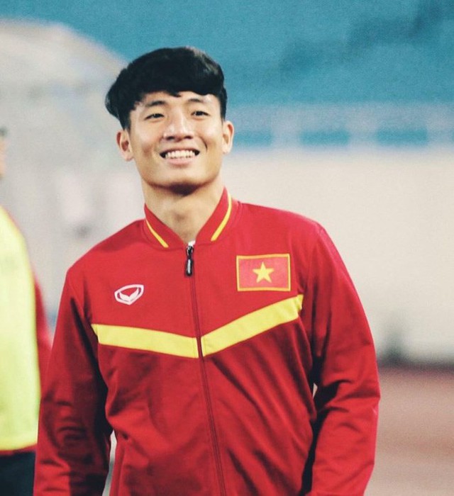 Ch&agrave;ng hậu vệ điển trai B&ugrave;i Tiến Dũng sinh năm 1996.