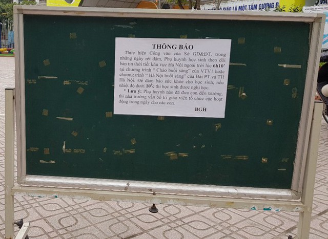 Thông báo nghỉ học đặt ở cổng một trường trên quận Ba Đình, Hà Nội, sáng 30/1. Ảnh: M.X.