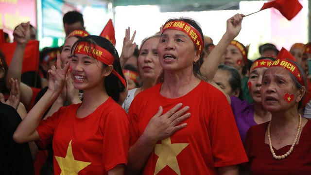 Bà Dương Thị Hường (giữa), mẹ trung vệ Tiến Dũng luôn theo dõi bước chân con trai và các cầu thủ trong giải đấu U23 Châu Á vừa qua