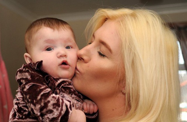 Kelly v&agrave; con g&aacute;i Rosie-Anne, nay đ&atilde; 4 th&aacute;ng tuổi.