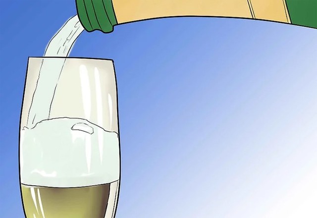 Hãy cẩn thận với rượu champagne và vang sủi bọt sparkling wine: Các nghiên cứu đã chỉ ra rằng những loại rượu này sẽ khiến bạn say nhanh hơn. Nếu bắt buộc phải uống, bạn chỉ nên uống một lượng nhỏ.