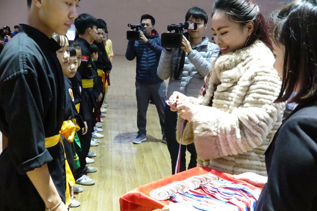 B&agrave; Phạm Thu H&agrave; c&ograve;n trao 40 suất qu&agrave; cho c&aacute;c đo&agrave;n v&agrave; VĐV nhỏ tuổi nhất giải