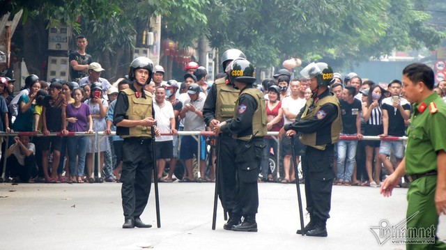 
Cảnh chốt chặn hai đầu đường Hồng Bàng. Ảnh: Vietnamnet
