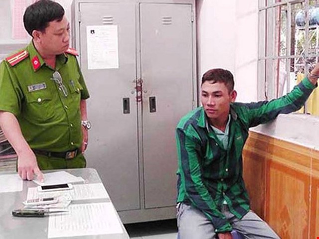 
Nghi can Nguyễn Văn Trọng bị công an bắt giữ khi dọa tung ảnh nóng để tống tiền, gạ tình cô giáo vào tháng 2/2017.
