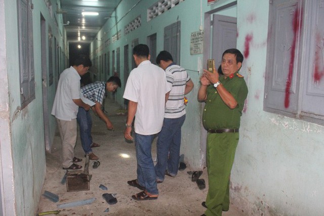 Lực lượng chức năng khám nghiệm hiện trường.