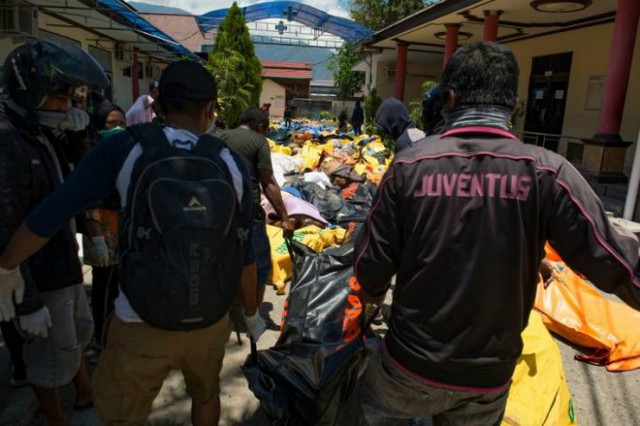 Đội cứu nạn đem xác nạn nhân động đất đến nơi tập kết tại một bệnh viện ở Palu hôm 30/9. Ảnh: AFP.