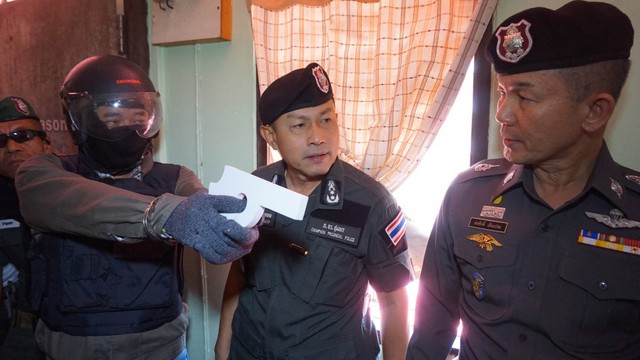 Tên hung thủ thực nghiệm lại quá trình gây án trước mặt cảnh sát.