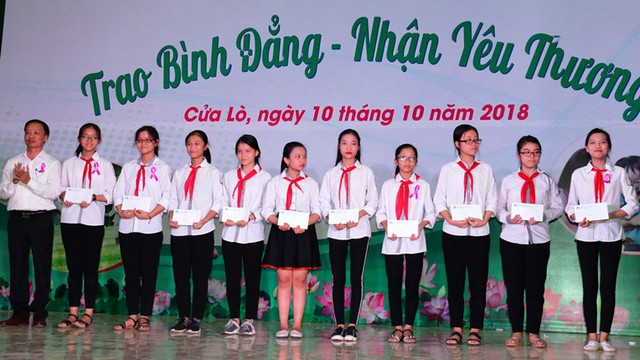 
Ông Nguyễn Bá Tân - Chi cục trưởng Chi cục Dân số - KHHGĐ Nghệ An tặng quà cho những học sinh có hoàn cảnh khó khăn, nỗ lực trong học tập.
