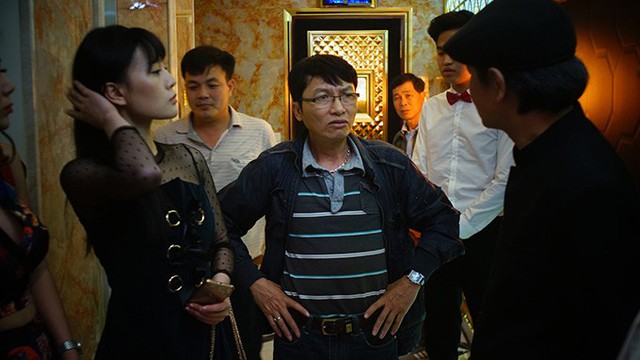 Đạo diễn Mai Hồng Phong (giữa) tại phim trường Quỳnh búp bê.