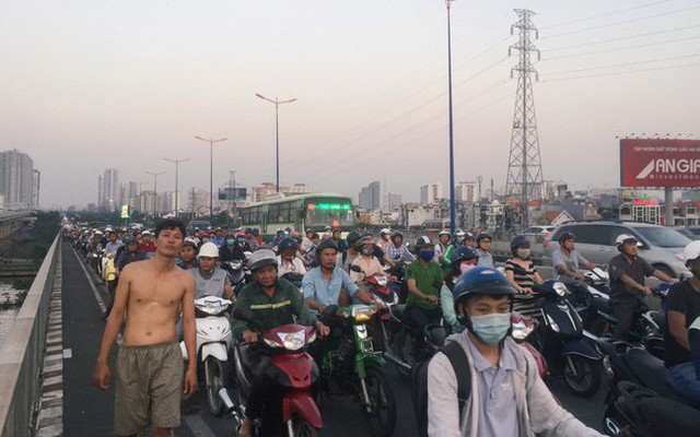 
Sự việc khiến Xa lộ Hà Nội qua cầu Sài Gòn kẹt xe kéo dài.
