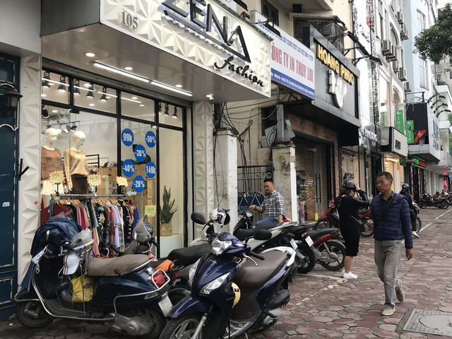 Giờ trưa, xe máy đã xếp kín trước cửa nhiều cửa hàng quần áo