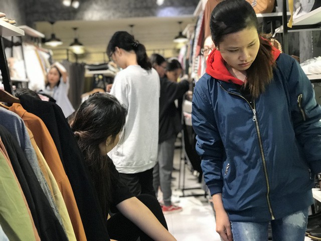 Khách đến xem hàng đa phần là chị em phụ nữ