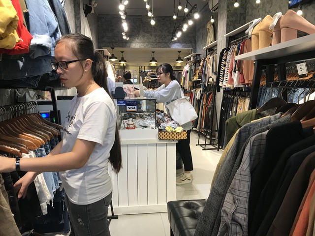 Tưởng là giờ nghỉ, nhưng giờ trưa lại là thời điểm đông khách tại nhiều cửa hàng