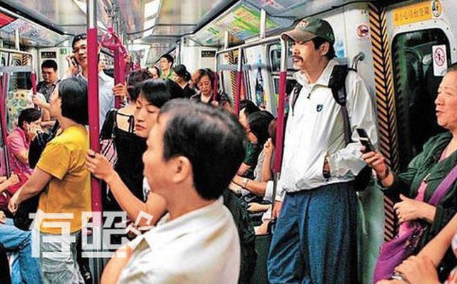 Việc Châu Nhuận Phát đi xe buýt, tàu điện ngầm chẳng phải chuyện lạ ở Hong Kong.