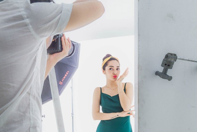 C&ocirc; đang l&agrave; một trong những nữ ca sĩ đắt show ca h&aacute;t, quảng c&aacute;o.