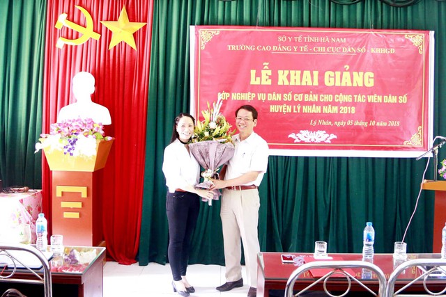 
Bà Tạ Thị Hoa - Chi cục trưởng Chi cục DS-KHHGĐ tỉnh Hà Nam tặng hoa chúc mừng buổi lễ khai giảng
