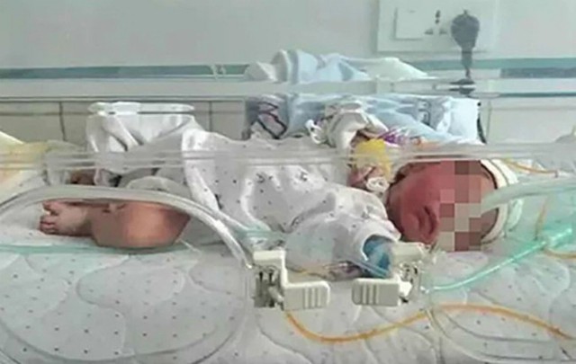 Em bé đang được chăm sóc y tế tại phòng khám ở Lợi Xuyên, Hồ Bắc. Ảnh: SCMP.